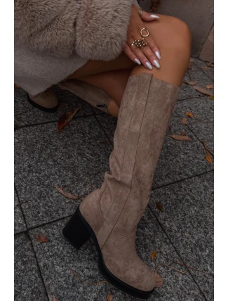 Zateplené dámské kozačky na masivním sloupkovém podpatku Sanelle – béžové Zateplené dámské kozačky na masivním sloupkovém podpatku Sanelle – béžové