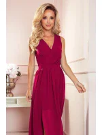 JUSTINE - Dlouhé dámské šaty v bordó barvě s výstřihem a zavazováním 362-5 JUSTINE - Dlouhé dámské šaty v bordó barvě s výstřihem a zavazováním 362-5