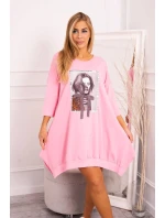 Šaty s potiskem a rozšířeným spodním dílem světle růžové