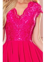 PATRICIA - Dámské šaty v malinové barvě s delším zadním dílem a krajkovým výstřihem 300-6