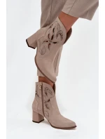 Semišové perforované dámské kotníčkové boty na podpatku Zazoo 3647 Cappuccino