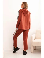 Dámská souprava s viskózou a lampasem a sportovní sako rudy