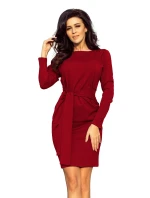 Dámské šaty v bordó barvě se širokým páskem k zavazování model 6703279 Dámské šaty v bordó barvě se širokým páskem k zavazování model 6703279