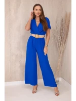 Kombinéza s ozdobným páskem v pase chrpově modrá Kombinéza s ozdobným páskem v pase chrpově modrá