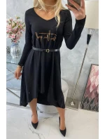 Šaty s ozdobným páskem a nápisy černé barvy Šaty s ozdobným páskem a nápisy černé barvy