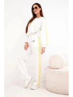 Dámská tepláková souprava Masełko s lampasy a volnou mikinou bílý Dámská tepláková souprava Masełko s lampasy a volnou mikinou bílý