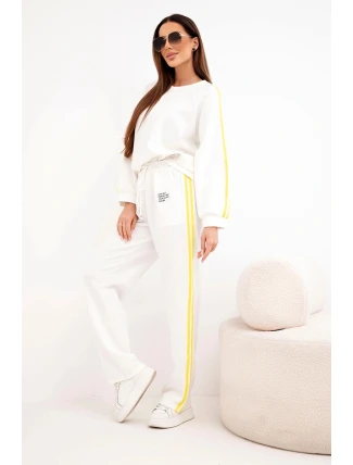Dámská tepláková souprava Masełko s lampasy a volnou mikinou bílý Dámská tepláková souprava Masełko s lampasy a volnou mikinou bílý