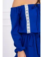 Chrpové šaty s otevřenými rameny a krajkou