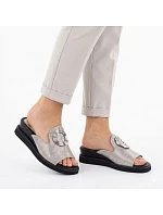 Dámské žabky na nízkém podpatku ve stříbrné barvě M.Daszynski MR2267-7 Dámské žabky na nízkém podpatku ve stříbrné barvě M.Daszynski MR2267-7