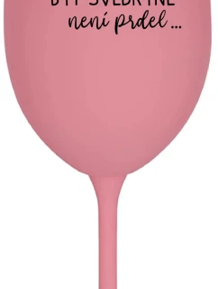 ...PROTOŽE BÝT SVĚDKYNĚ NENÍ PRDEL... - růžová sklenice na víno 350 ml