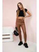 Dámské kalhoty z eko kůže s vázáním a rozparkem na nohavici hnědé