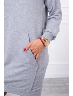 Šedé šaty s kapucí