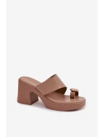 Dámské nazouváky na sloupkovém podpatku se zlatým detailem tmavě béžové Sinora