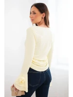 Ženská pruhovaná blůza s V výstřihem a volány na rukávech žlutá