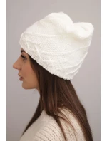 Dámská zimní čepice s ozdobným pletením a klasickým střihem K372 bílá