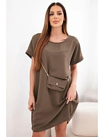 Dámské šaty s krátkým rukávem a kabelkou na řetízku hnědá