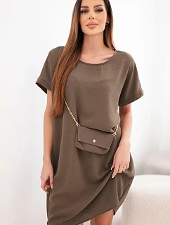 Dámské šaty s krátkým rukávem a kabelkou na řetízku hnědá
