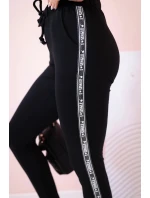 Dámské teplákové kalhoty s lampasem a šňůrkou v pase černé Dámské teplákové kalhoty s lampasem a šňůrkou v pase černé