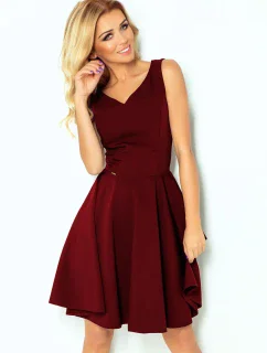Rozšířené dámské šaty v bordó barvě s výstřihem ve tvaru srdce model 6703274