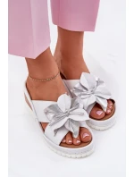 Kožené Dámské Klapky Na Platformě S Ozdobným Květem Artiker Bílá-Stříbrná 54C0538