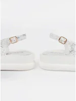 Stylové bílé dámské sandály na klínku Stylové bílé dámské sandály na klínku