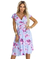 425-14 MATILDE Blinkered midi šaty s obálkovým výstřihem a krátkými rukávy - modré s růžovými květy