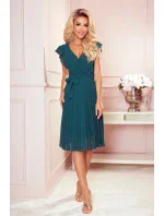 POLINA - Plisované dámské šaty v lahvově zelené barvě s výstřihem a volánky 374-1 POLINA - Plisované dámské šaty v lahvově zelené barvě s výstřihem a volánky 374-1