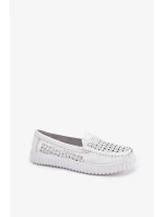 Dámské kožené mokasíny s perforovaným vzorem Vinceza – bílé