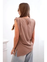 Elegantní dámská halenka s volánky a asymetrickým střihem velbloud