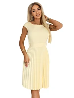 311-21 LILA Klasické plisované šaty s krátkými rukávy a páskem - máslově žluté