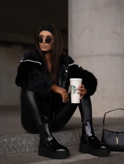 Lakýrované dámské kotníkové boty na platformě a klínku, černé Wloedia