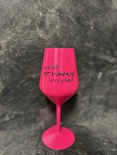 ...PROTOŽE BÝT NORMÁLNÍ NENÍ PRDEL... - růžová nerozbitná sklenice na víno 470 ml