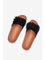 Dámské pantofle na platformě s ozdobnými květinami – černé