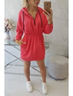 Zateplené šaty s kapucí v malinové barvě Zateplené šaty s kapucí v malinové barvě