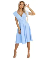 348-12 SCARLETT - Rozšířené midi šaty s obálkovým výstřihem a páskem - MODRÉ