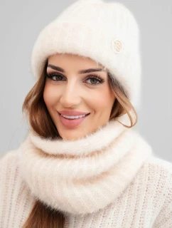 Dámský set čepice a nákrčníku zimního nadýchaného s ozdobným emblémem ecru