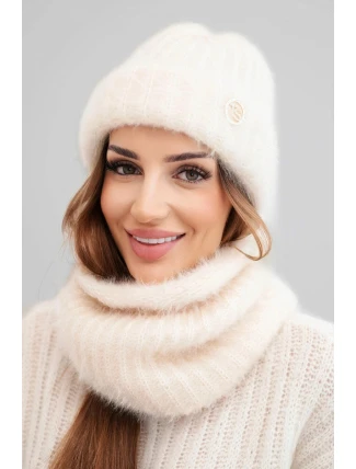 Dámský set čepice a nákrčníku zimního nadýchaného s ozdobným emblémem ecru