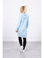 Šaty s kapucí a azurovou barvou