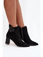 Semišové dámské boty na sloupkovém podpatku s ozdobou D&A – černé