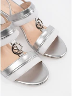 Zajímavé dámské stříbrné  sandály na širokém podpatku