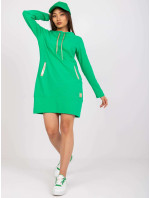 Zelené šaty s cesmínovými kapsami