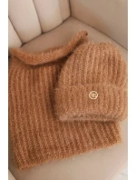 Dámský set čepice a zimního šály huňatý s ozdobným emblémem camelový