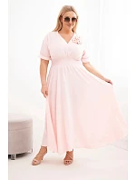 Dámské šaty Plus Size s výstřihem do V a nařaseným pasem pudrově růžové