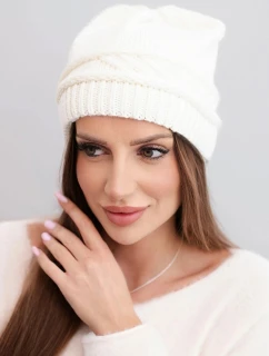 Dámská zimní čepice z vlny a s proplétaným vzorem K428 ecru