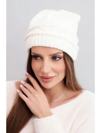 Dámská zimní čepice z vlny a s proplétaným vzorem K428 ecru