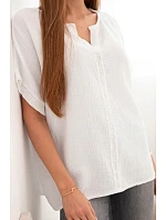 Dámská bavlněná mušelínová oversize halenka s výstřihem do V a krajkou bílá Dámská bavlněná mušelínová oversize halenka s výstřihem do V a krajkou bílá