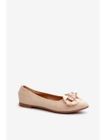 Dámské lodičky z ekologického semiše s mašlí a broží v jemně béžové barvě Satris