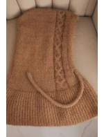 Dámská čepice s kapucí, zavazováním a copánkovým vzorem tmavě camelová Dámská čepice s kapucí, zavazováním a copánkovým vzorem tmavě camelová