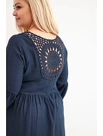 Dámské šaty Plus Size z viskózy s ažurovým zdobením tmavě modrá Dámské šaty Plus Size z viskózy s ažurovým zdobením tmavě modrá