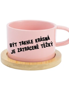 BÝT TAKHLE KRÁSNÁ JE ZATRACENÉ TEŽKÝ - růžový hrníček makronka 200 ml